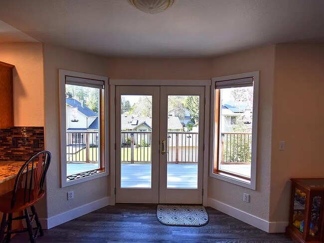 Building Photo - Welcome Home! This beautiful and spacious home