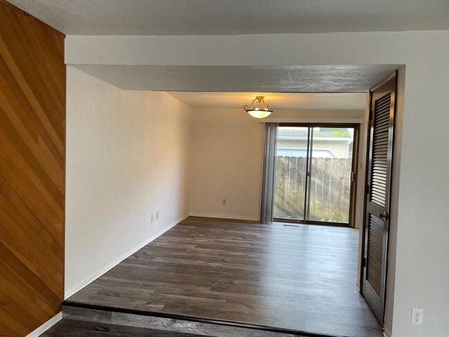 Building Photo - Very Nice 3 Bedroom 2.5 Bathroom Townhome