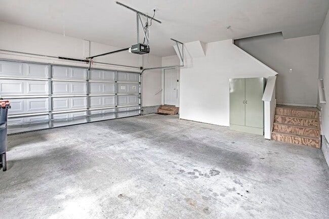 Building Photo - Beautiful 3 bedroom, 3 bath home in over 5...
