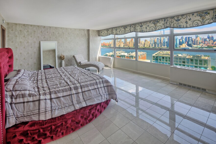 Building Photo - 6050 Boulevard E