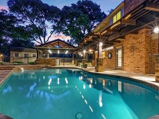 Building Photo - 3069 Summit Dr