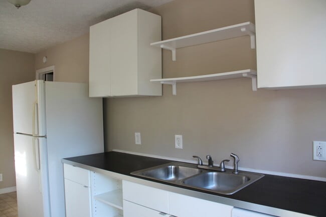 Building Photo - 2 Bedroom / 2 Bath Apartment with w/d hook...