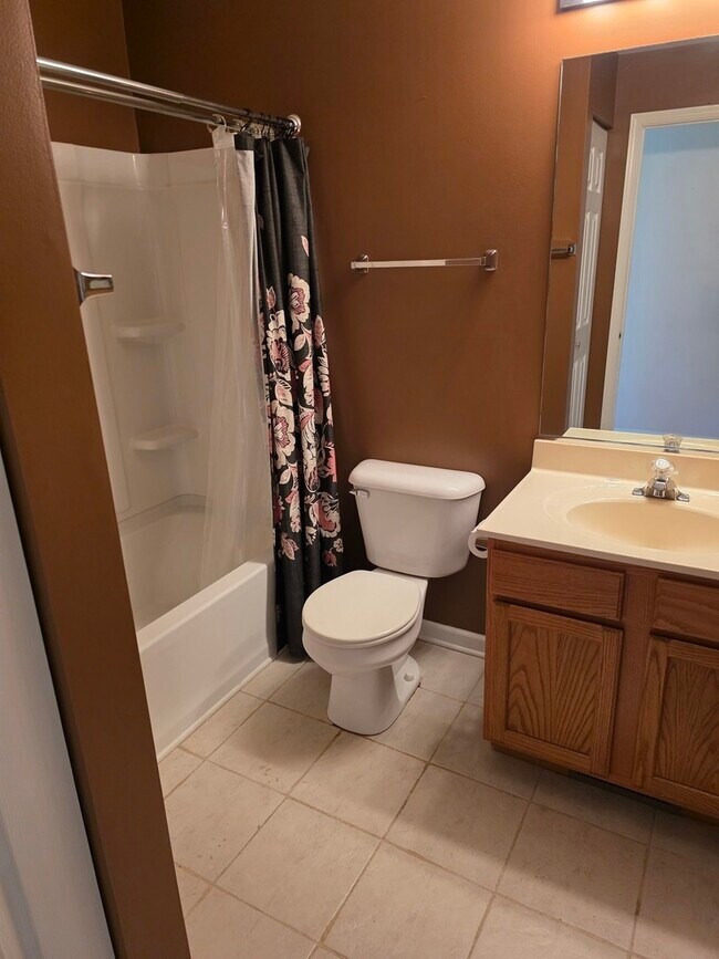 Building Photo - 408 Woodview Cir