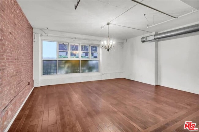 Building Photo - 510 S Hewitt St