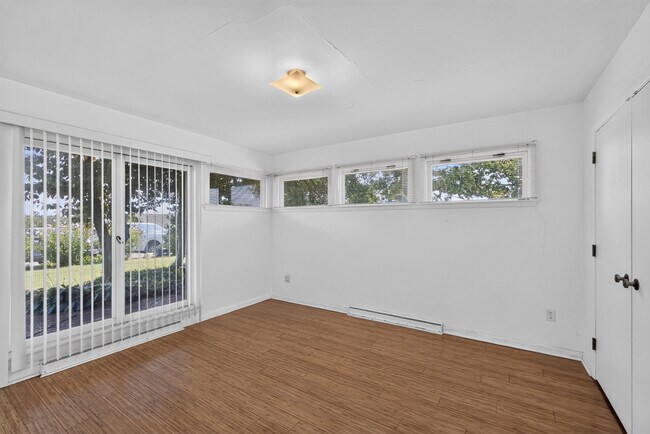 Building Photo - 2205 Country Club Dr