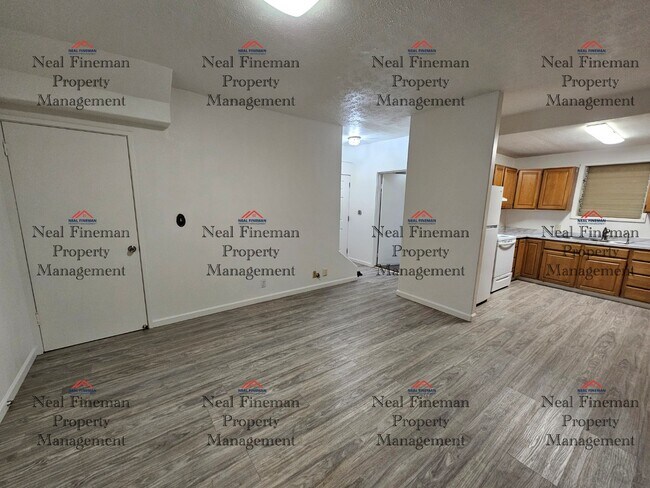 Building Photo - 4 BED, 1 BATH APARTMENT, TANDEM PARKING Electric Water included.