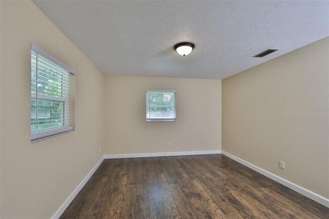Building Photo - 105 N Kingsway Rd