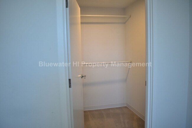 Building Photo - 987 Queen St