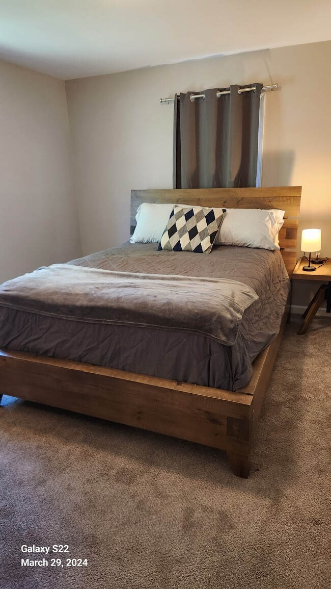 2nd bedroom - queen bed - 39 E 7th St