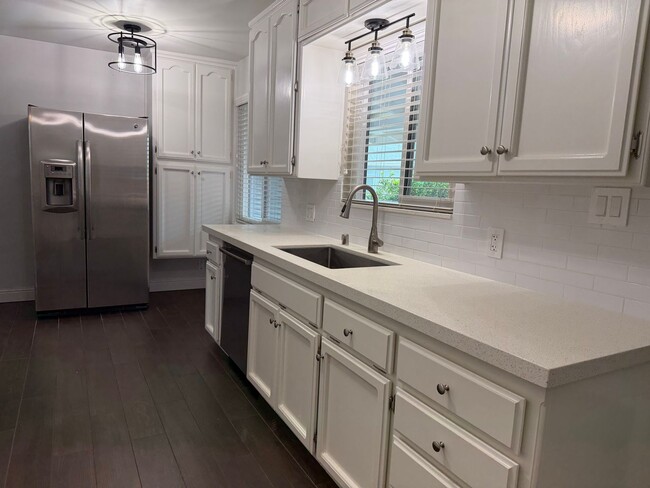 Building Photo - Adorable 3 bedroom 1.5 bath home garden setting