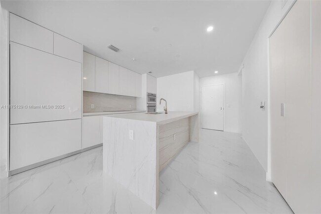 Building Photo - 700 NE 24th St