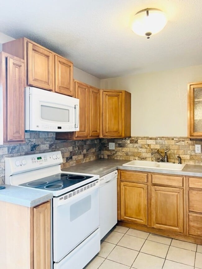 Building Photo - 5 Bedroom on a large corner lot in the heart of Berthoud!