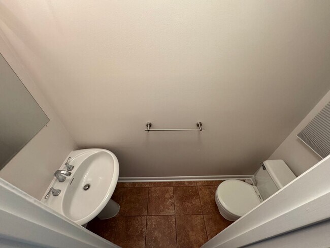Building Photo - Fantastic 4 Bed 3.5 Bath Townhome With Sun...