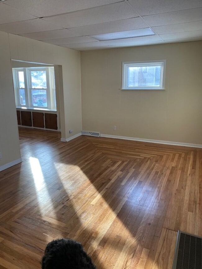 Building Photo - Spacious and beautifully remodeled 5 bed 2 bathroom home