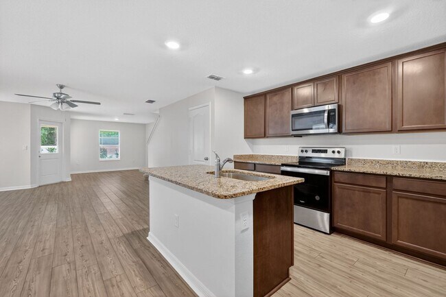 Building Photo - 3BR Townhome in Tavares with Open Floor Plan & Community Playground