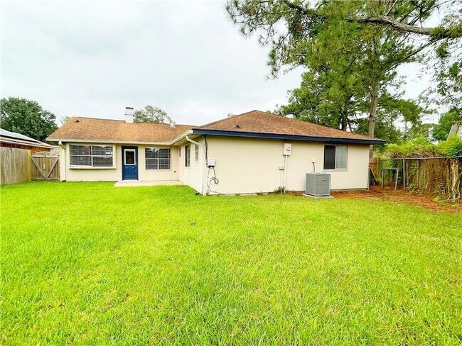 Building Photo - 301 Somerset Dr