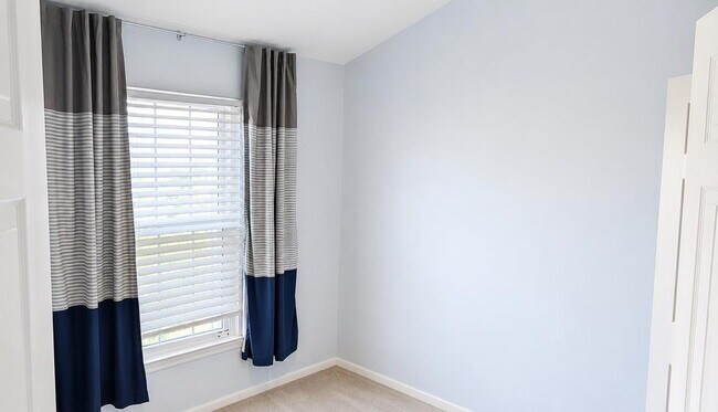 Building Photo - Charming Three-Bedroom Townhome in a Prime Ashburn Location