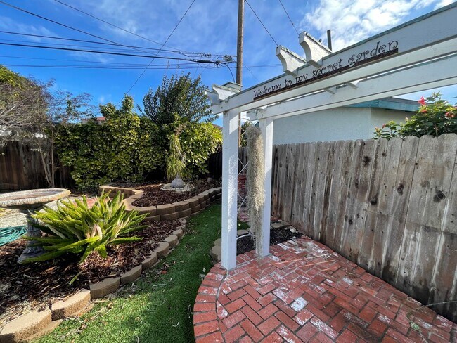 Building Photo - Quaint Midtown Ventura Home