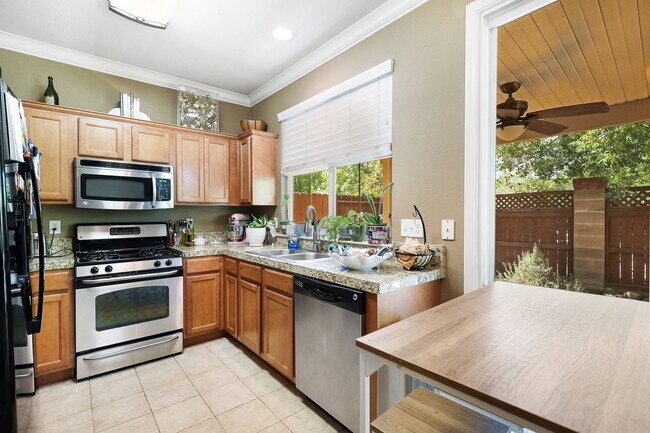 Building Photo - *MOVE IN SPECIAL: $500 OFF FIRST MONTH RENT* 3 BED 2.5 BATH TOWNHOME IN THE VILLAGES OF SHASTA VI...