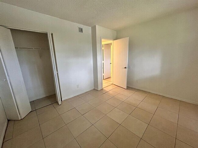 Building Photo - 6900 SW 39th St