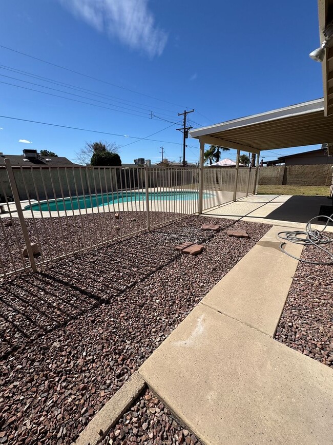 Building Photo - Spacious 4bdm 2Ba Tempe Home with New Kitchen and a Pool!