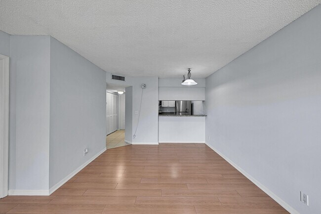 Building Photo - 906 Twin Lakes Dr