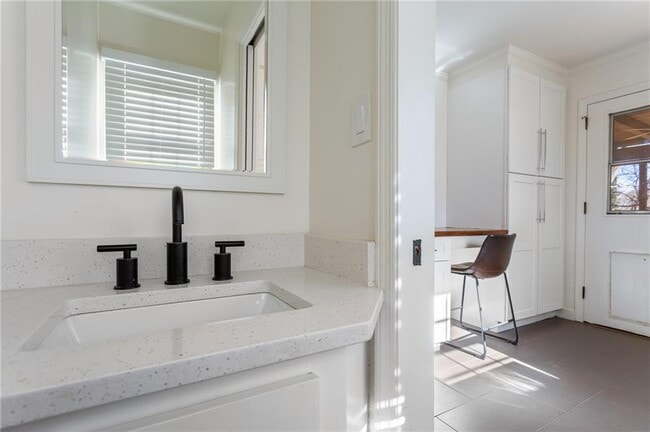 Building Photo - 3355 Pinetree Dr SE