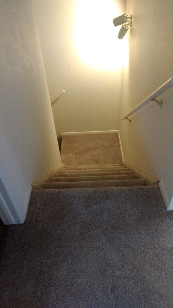 Building Photo - AMAZING LOCATION 2 Bed 1 Bath Townhouse in...