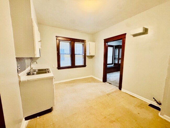 Building Photo - 2954 E 67th St