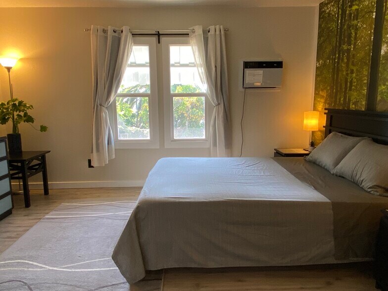 Building Photo - 1043 Sanborn Ave