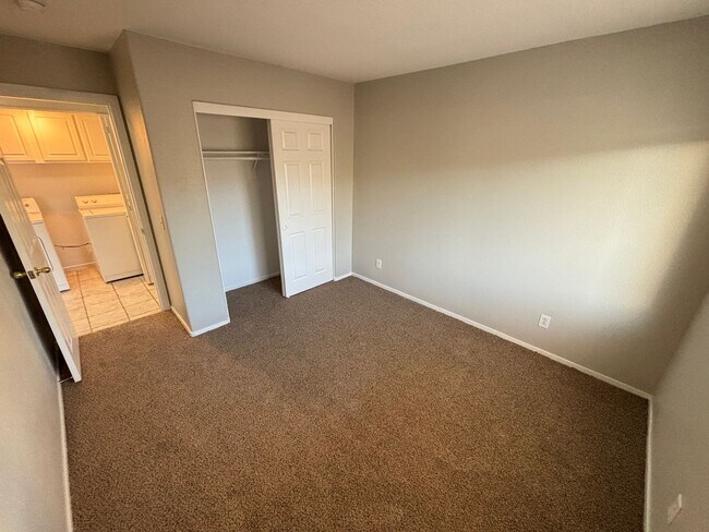 Building Photo - Spacious 3Bed/3Bath Two Story Home Located...