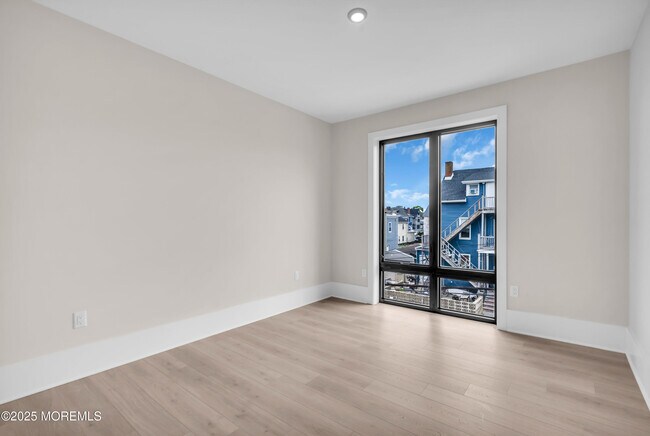Building Photo - 218 3rd Ave