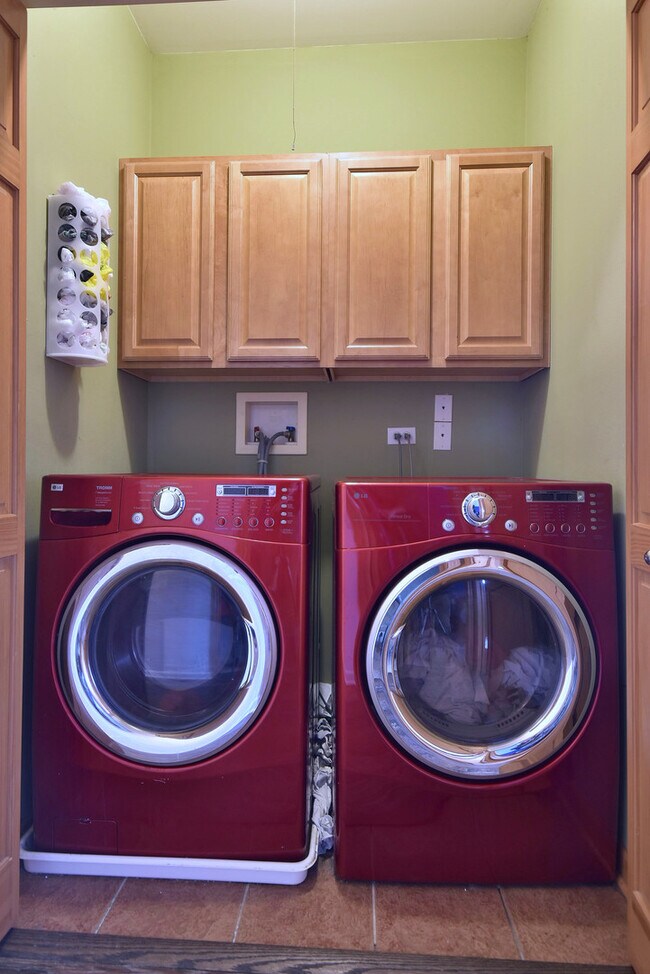 Building Photo - 5600 Cloverdale Rd