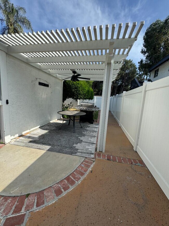 Building Photo - 5653 Calvin Ave