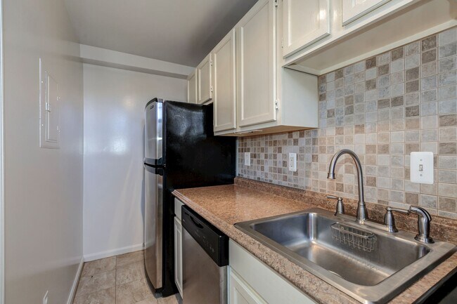 Building Photo - 1733 N Queens Ln