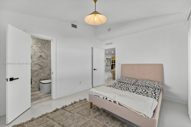 Building Photo - 125 NE 107th St