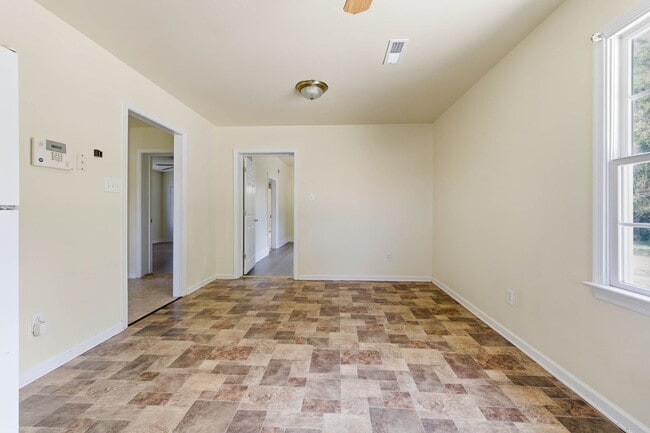 Building Photo - 12300 E Quaker Rd