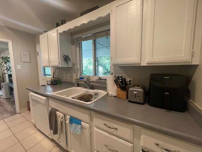 Building Photo - $0 DEPOSIT OPTION. CHARMING 3-BEDROOM HOME WITH LARGE YARD AND EASY ACCESS TO I-25 AND I-225