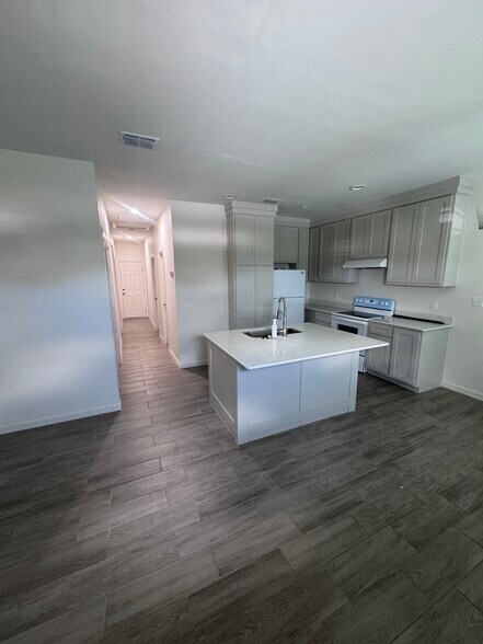 Building Photo - 2421 N Valley Cir