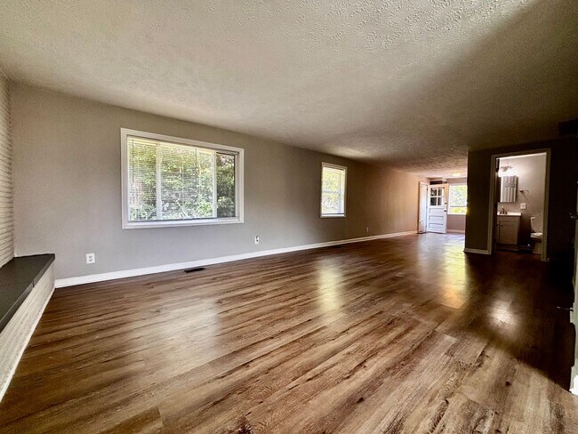Building Photo - Spacious 3 bedroom 1.5 bath townhome with ...