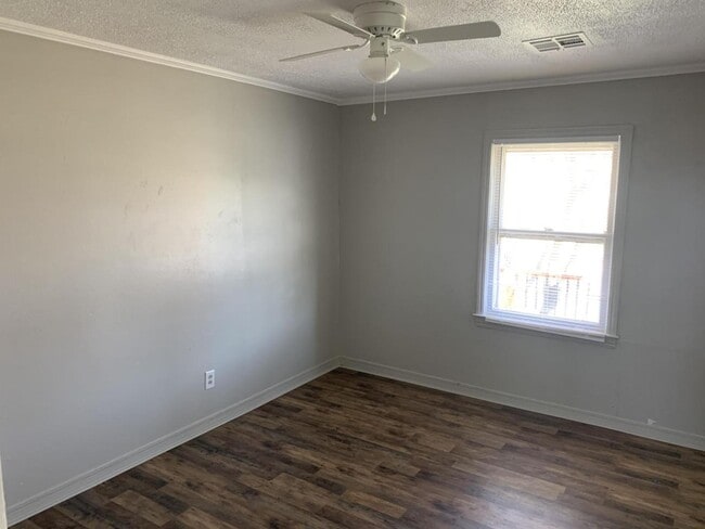 Building Photo - 204 E Fairchild Dr