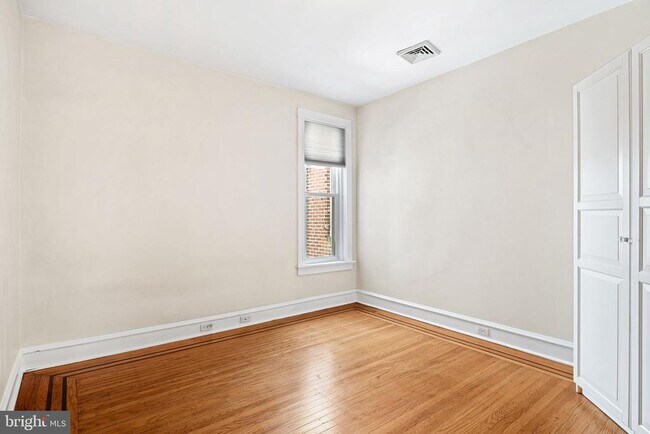 Building Photo - 881 N 21st St