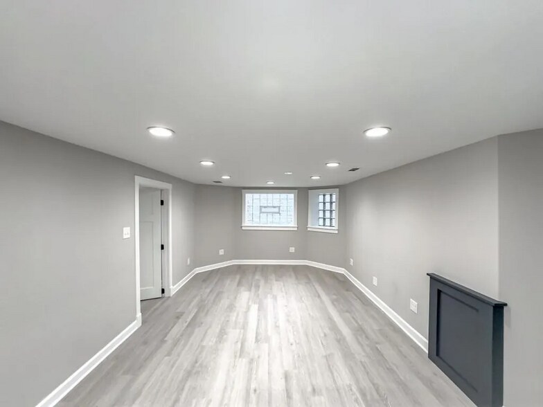 Building Photo - 1536 N Hamlin Ave