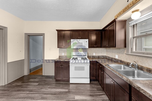 Building Photo - WEST SIDE! 2 Bedroom Single Family Home! JUST LISTED!