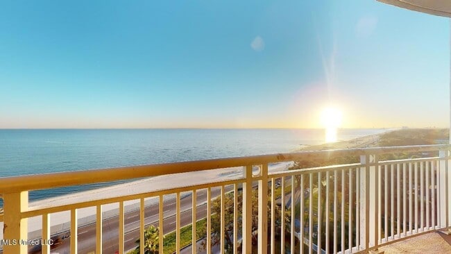 Building Photo - 2228 Beach Dr