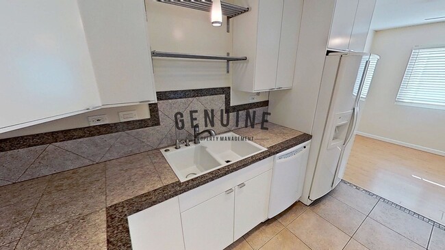 Building Photo - Lovely 2 Bd 1.5Ba Condo in Costa Mesa With Spacious Deck