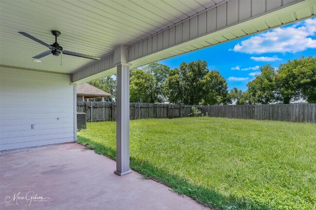 Building Photo - "Charming 3-Bedroom Retreat with 2 Full Ba...