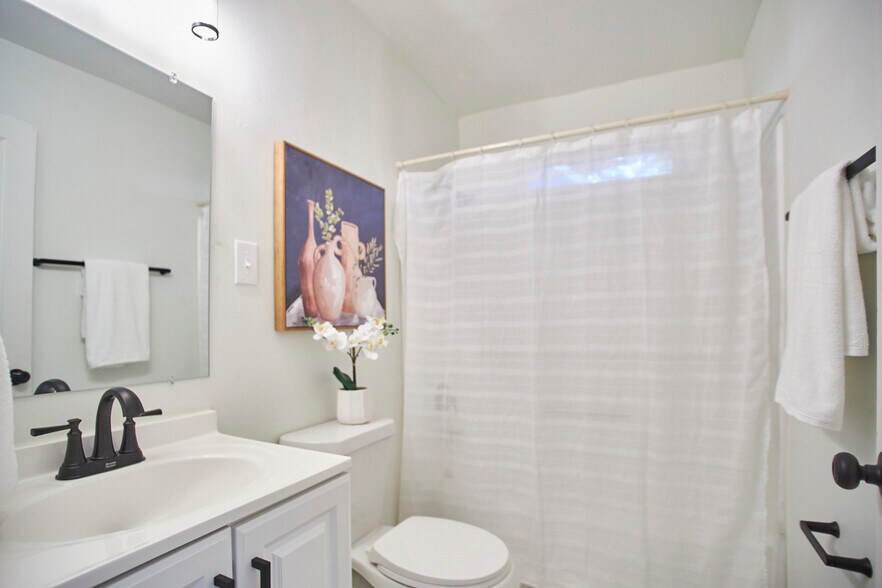 Building Photo - 1613 Dexter St