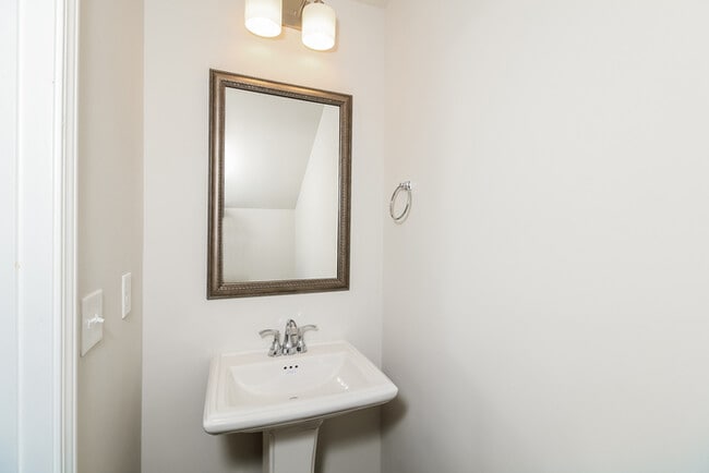 Building Photo - Located in  Burnside Farms!  Don't miss out!