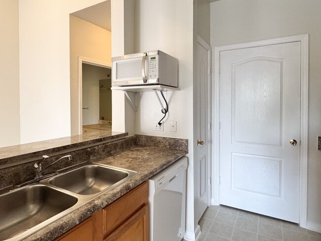 Building Photo - LOWEST PRICE!! 2/2 at The Villas Condominiums AVAILALBE NOW!
